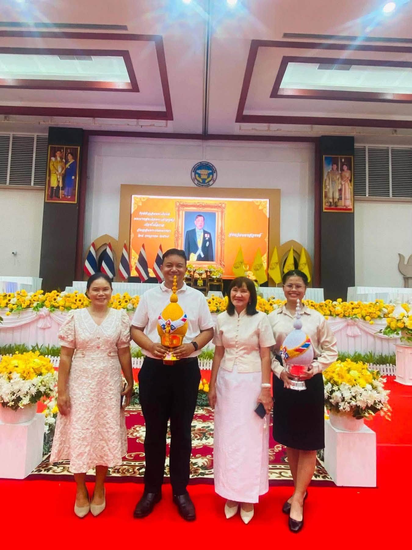 กิจกรรมในพืธีถวายเครื่องราชสักการะ วางพานพุ่มและจุดเทียนถวายพระพรชัยมงคล เนื่องในโอกาสวันเฉลิมพระชนมพรรษา พระบาทสมเด็จพระเจ้าอยู่หัว